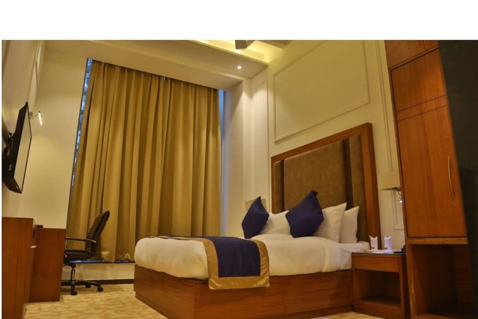 Club Suite, Balcony | Desk, free WiFi