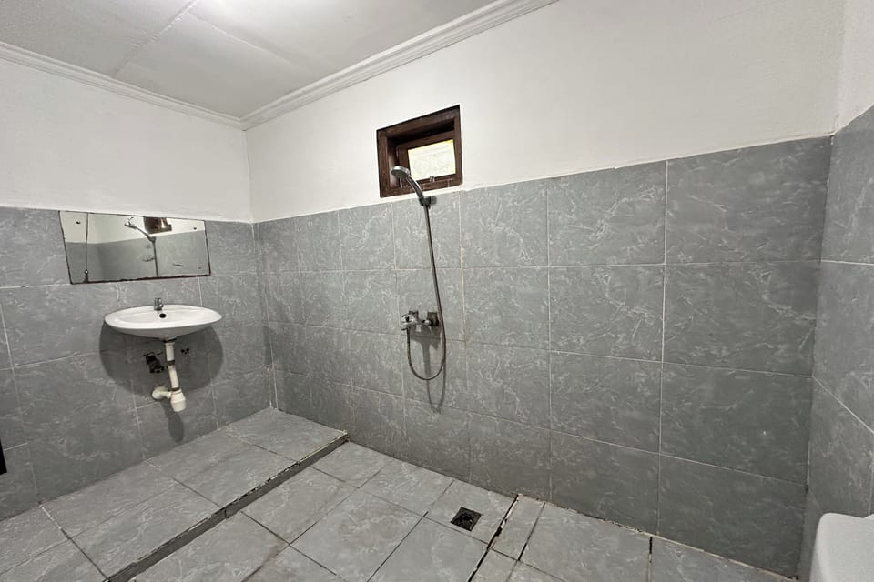 Standard Twin Room | Bathroom | Shower, free toiletries, towels