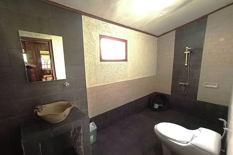 Bungalow | Bathroom | Shower, free toiletries, towels
