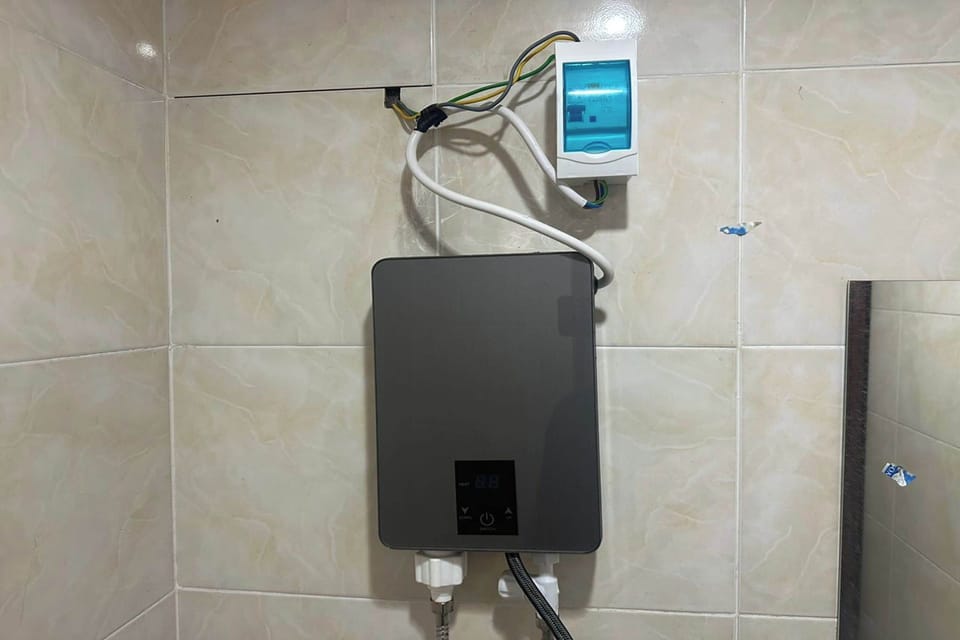 Shower, rainfall showerhead, free toiletries, hair dryer