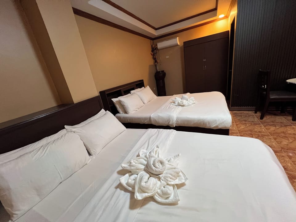 Family Room | In-room safe, desk, WiFi (free), bed sheets