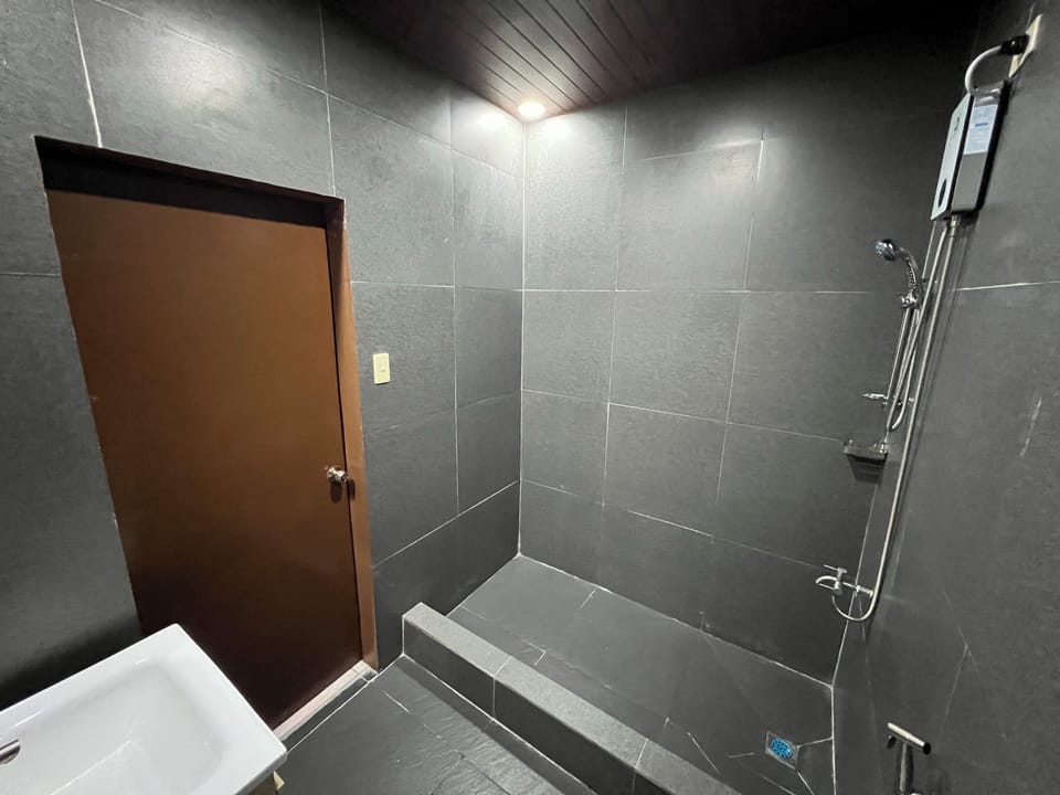 Premium Room | Bathroom | Shower, rainfall showerhead, free toiletries, towels