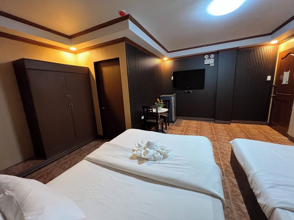 Family Room | In-room safe, desk, WiFi (free), bed sheets