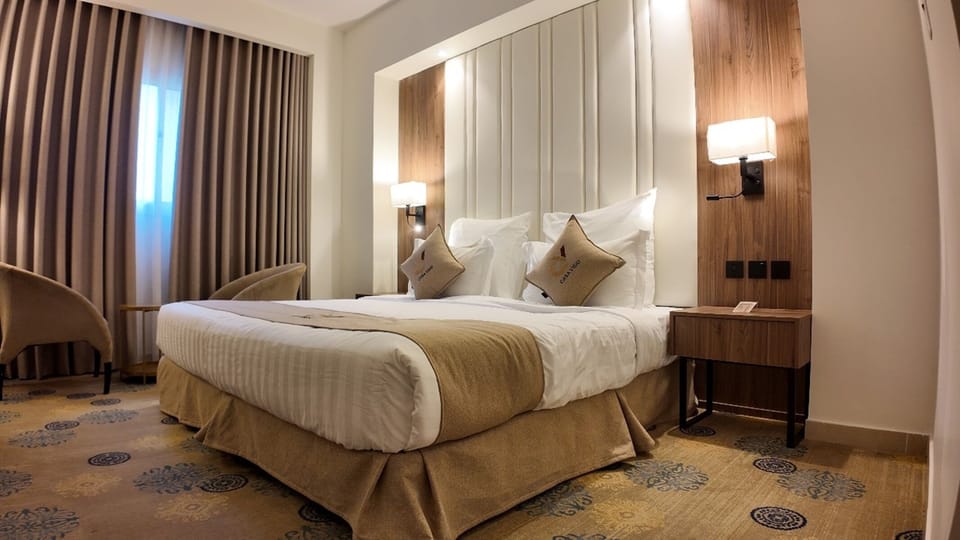 Economy Room, 1 King Bed | In-room safe, desk, laptop workspace, blackout drapes