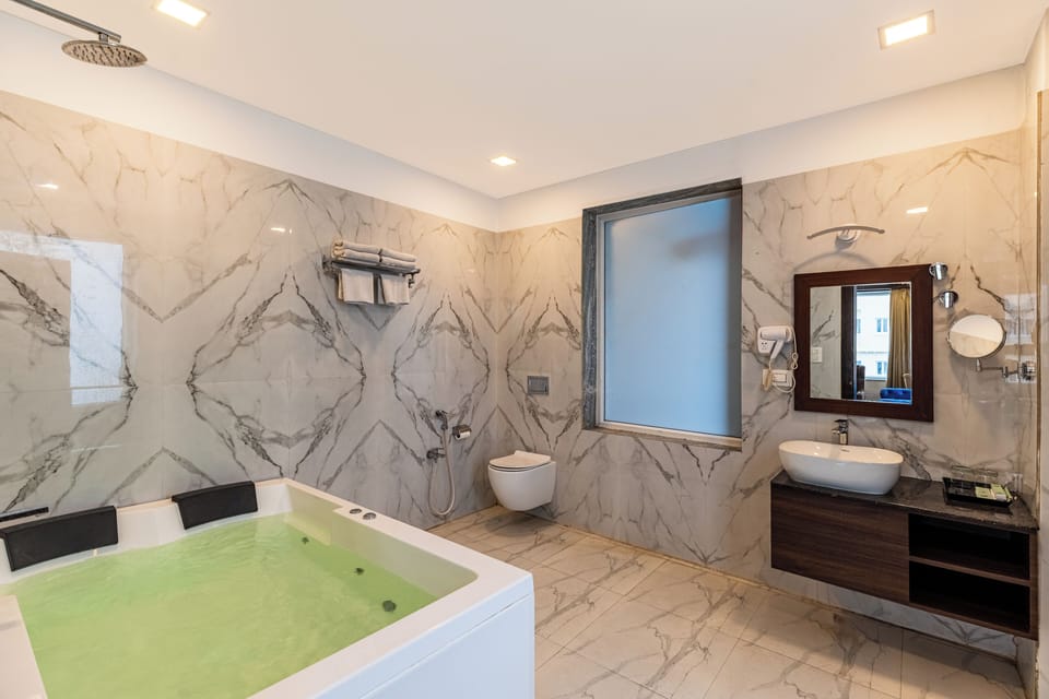 Romantic Suite | Bathroom | Shower, hair dryer, towels, soap