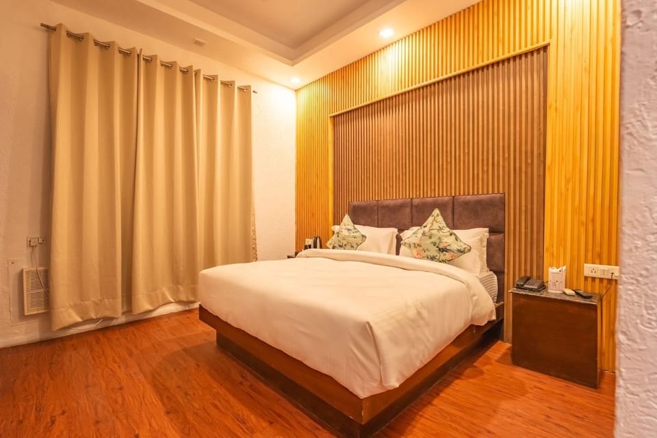 Deluxe Double or Twin Room, Pets Allowed | Laptop workspace, blackout drapes, soundproofing, iron/ironing board