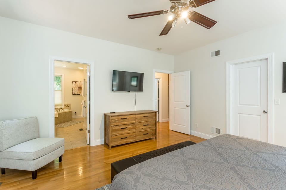 Bedroom 1: main level, king bed, ensuite bath, jetted tub