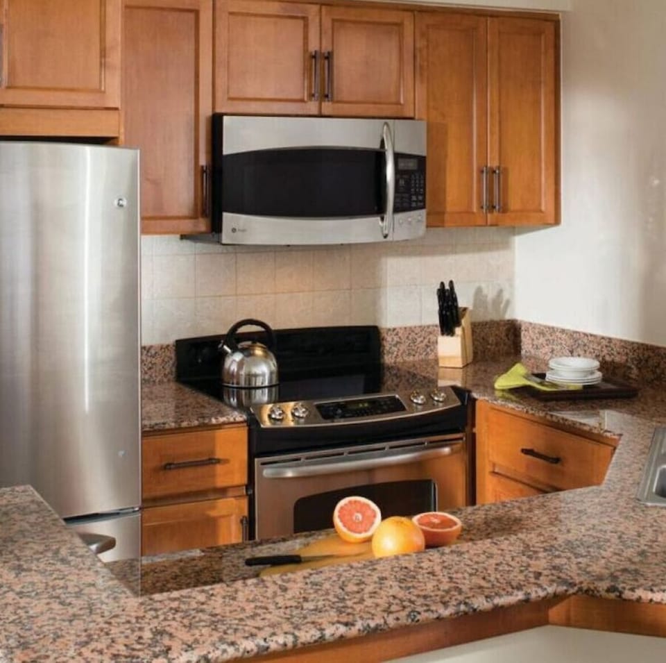 Full Kitchen and breakfast bar