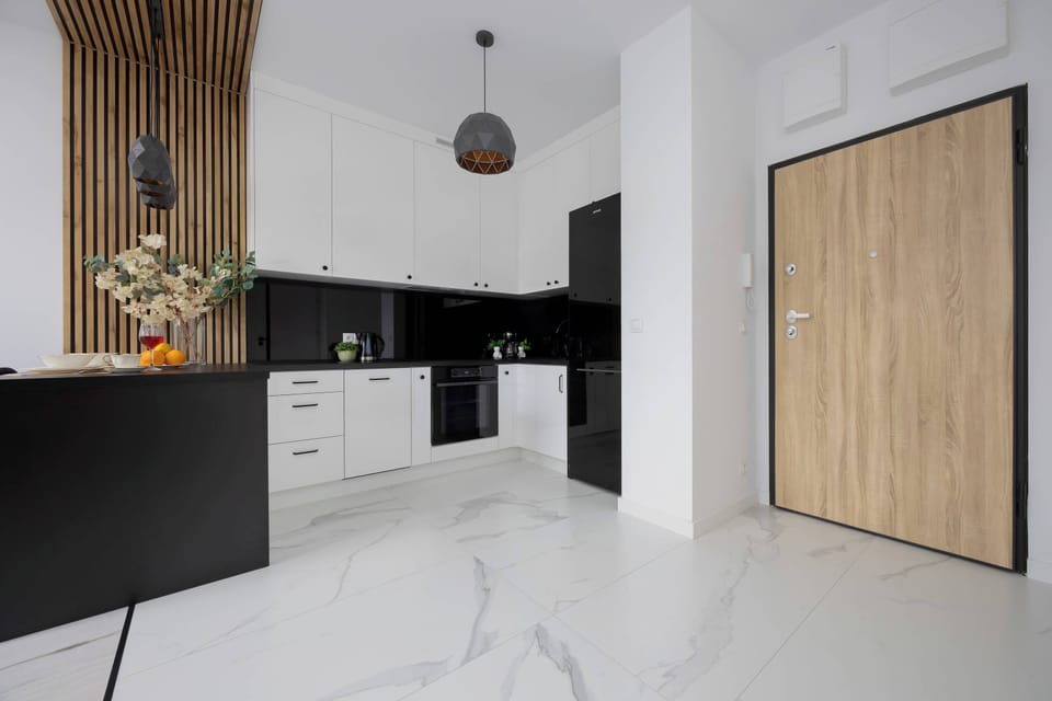 The carefully arranged kitchen with black countertops and natural wooden accents impresses with both style and functionality.