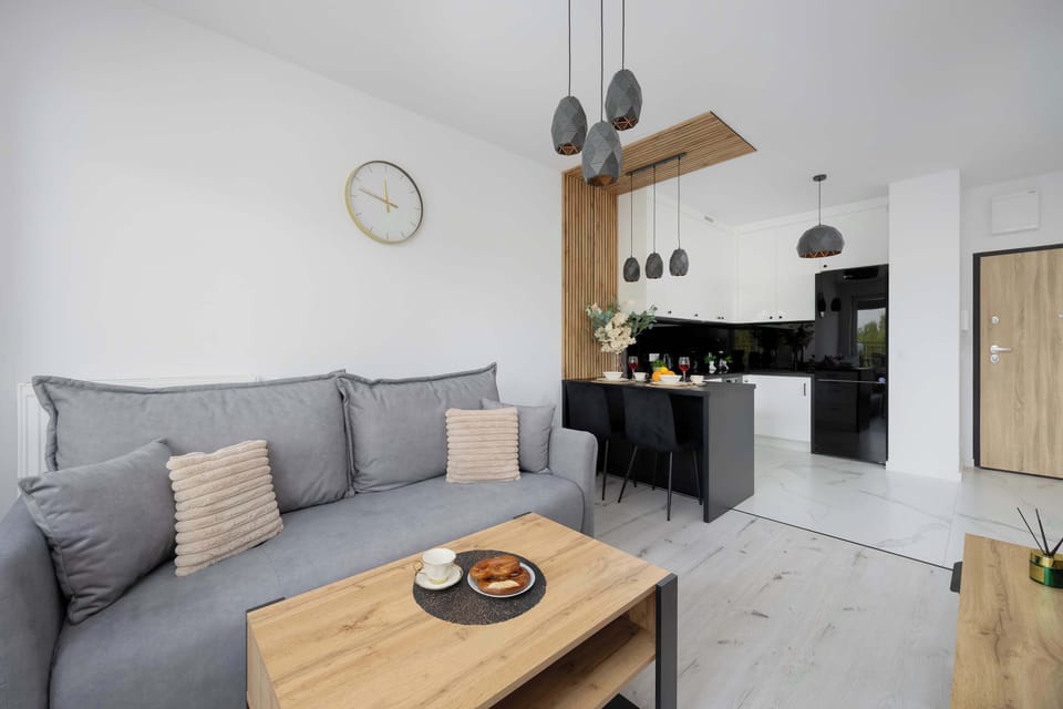 The living room combined with the kitchenette encourages spending time together, with its harmonious color palette creating a relaxing and welcoming atmosphere.