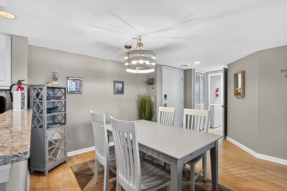 Condo, 2 Bedrooms | Dining