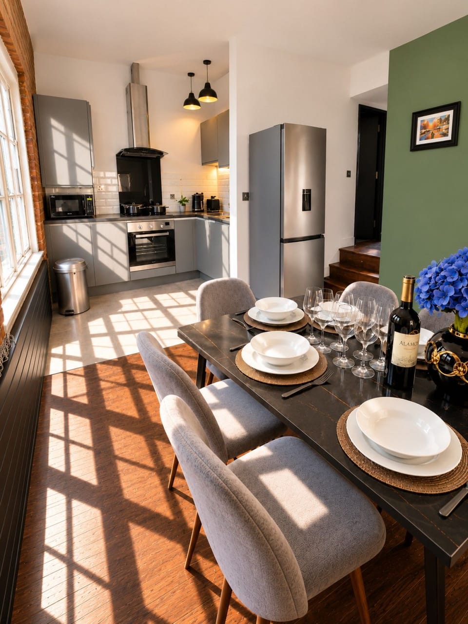 Fully equipped modern kitchen with a spacious dining area, ideal for meals together.