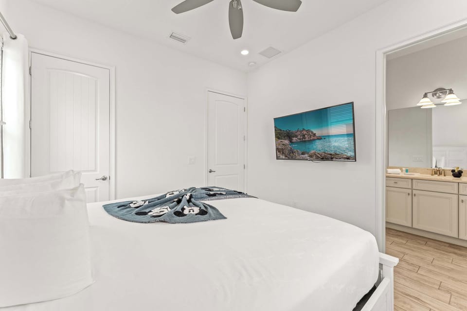 Bedroom 3 with king bed, Smart TV, and ensuite