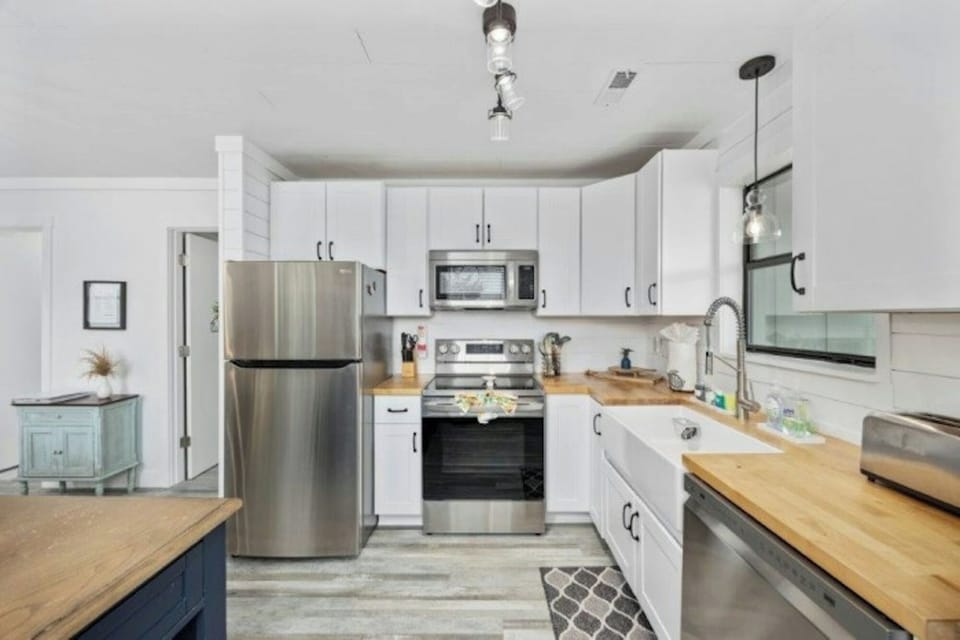 All modern appliances to make meal preparation a breeze.