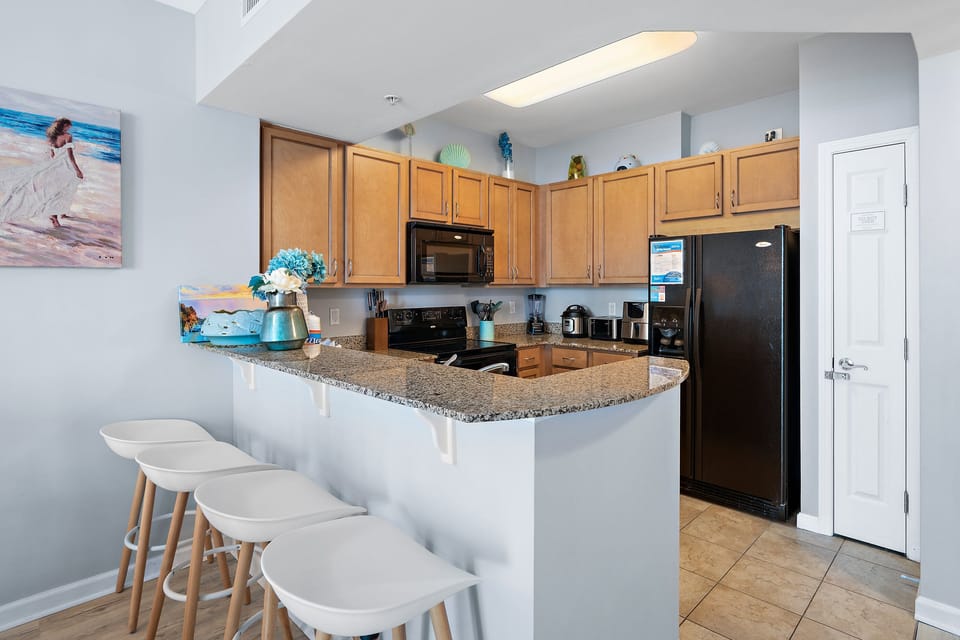Eat-in kitchen bar seating