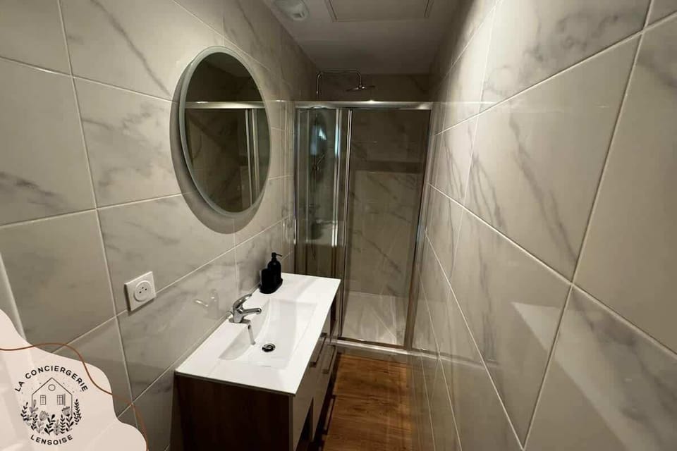 Salle de douche à l'étage