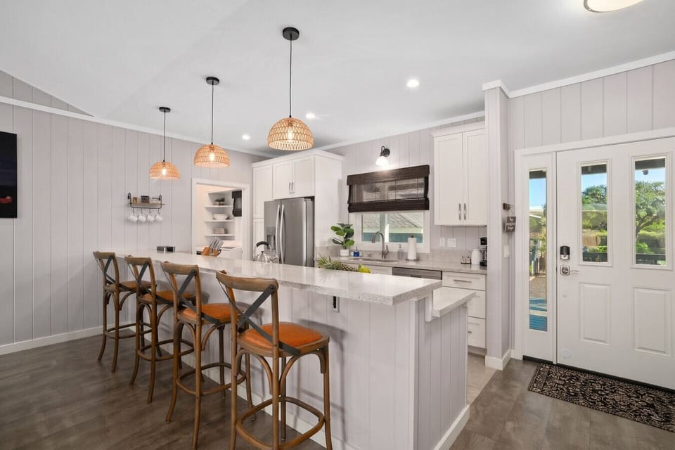 Dining Room: Enjoy Meals with a Garden View!