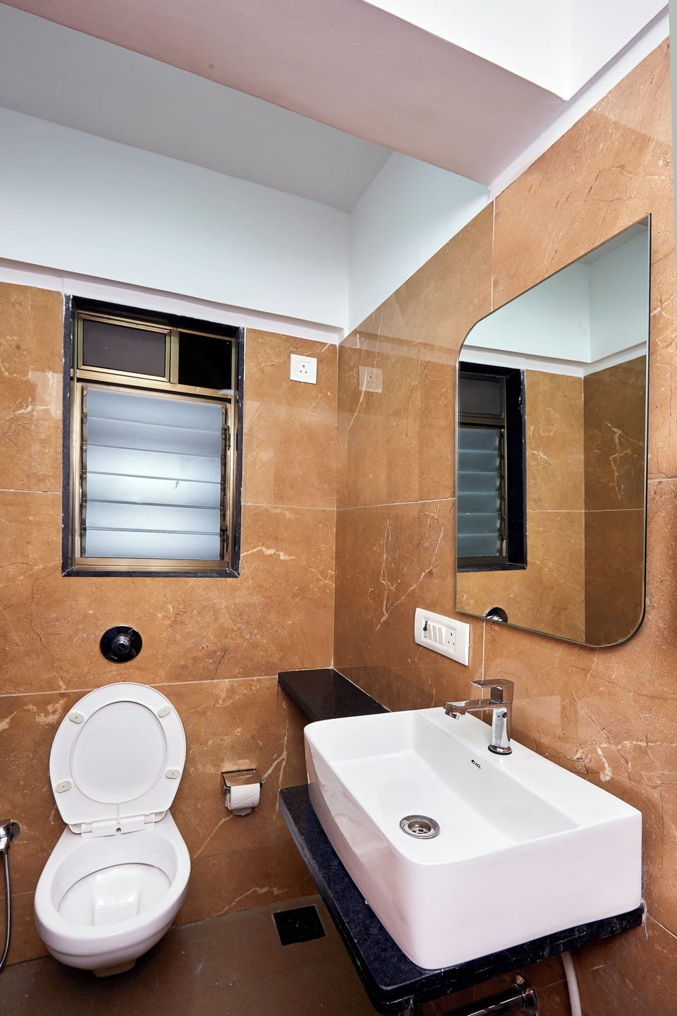 Deluxe Double or Twin Room, City View | Bathroom | Free toiletries, towels, soap, toilet paper