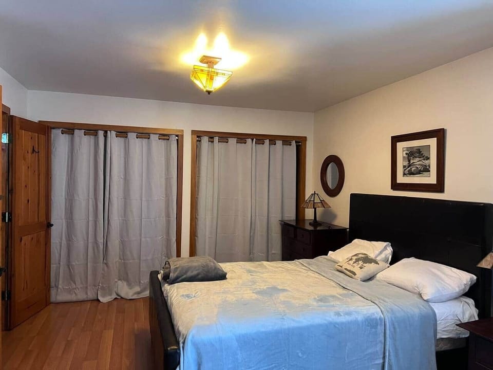 Master room queen bed 