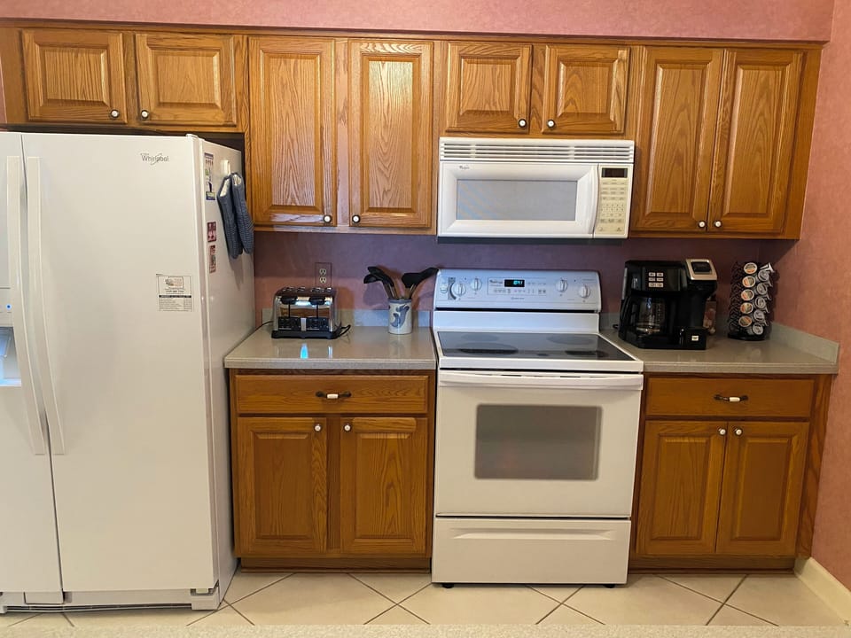 FULL KITCHEN AND COFFEE BAR
