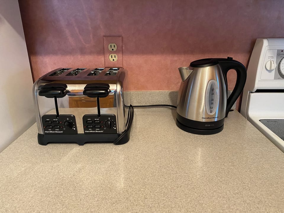 LARGE FOUR-PIECE TOASTER AND KETTLE