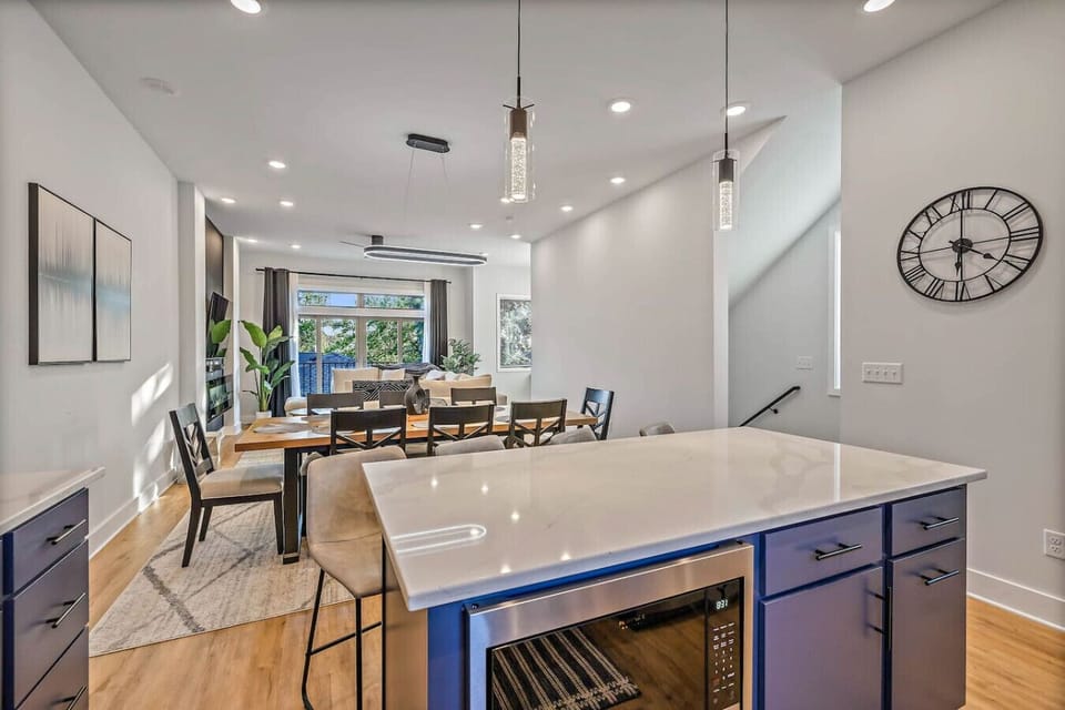 microwave oven / island seating