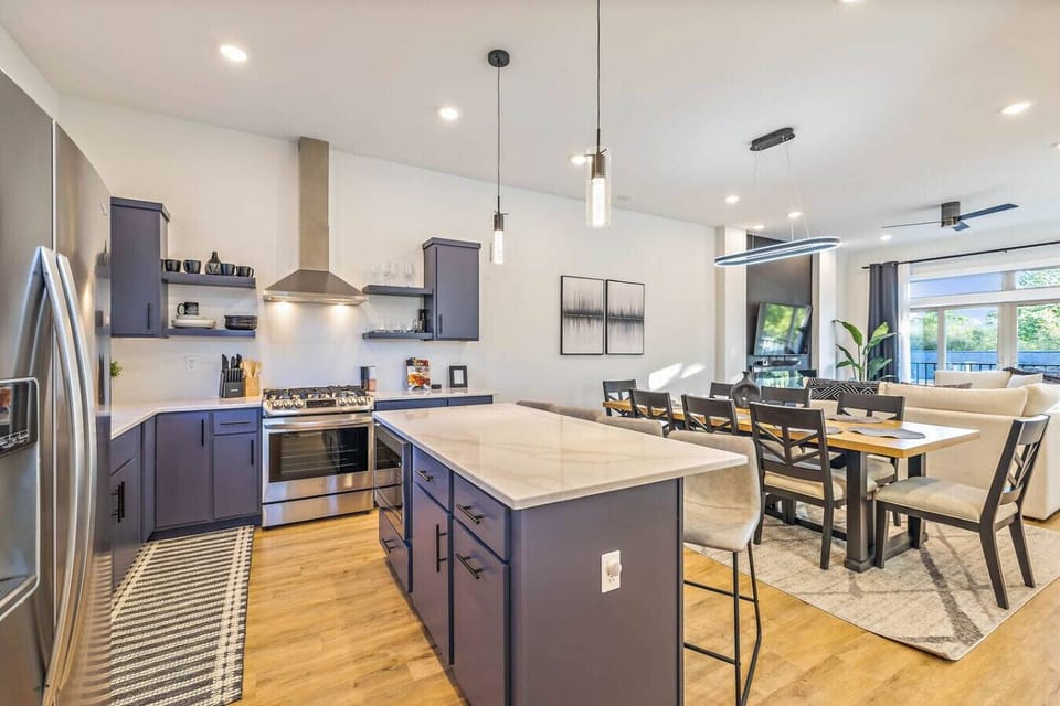 Unit B, Floor 2, Dining table for 8 plus 4 island stools