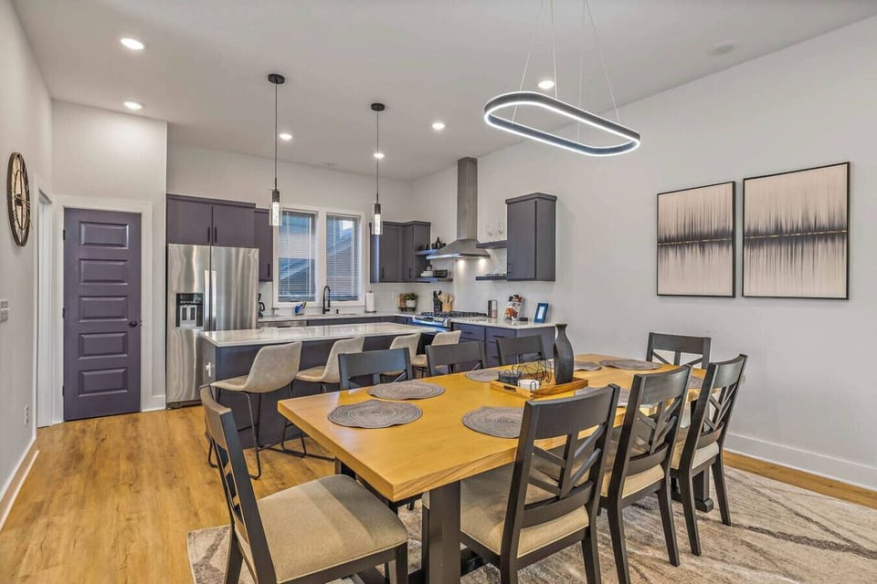 Unit B, Floor 2, Dining table for 8 plus 4 island stools