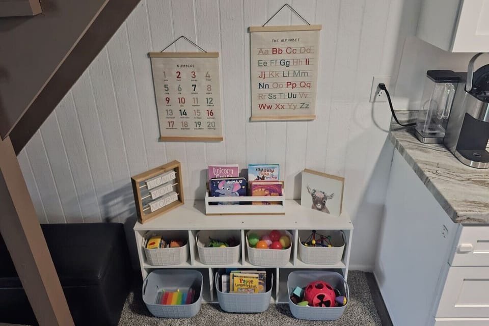 Many toys and books to keep the little ones occupied!
