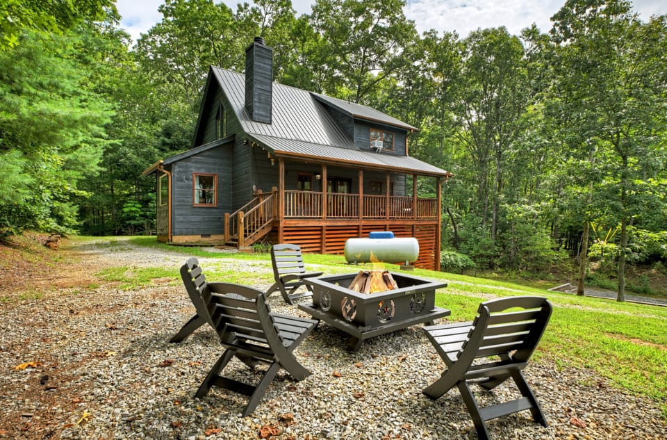 Charming cabin with outdoor firepit area, perfect for evening gatherings.