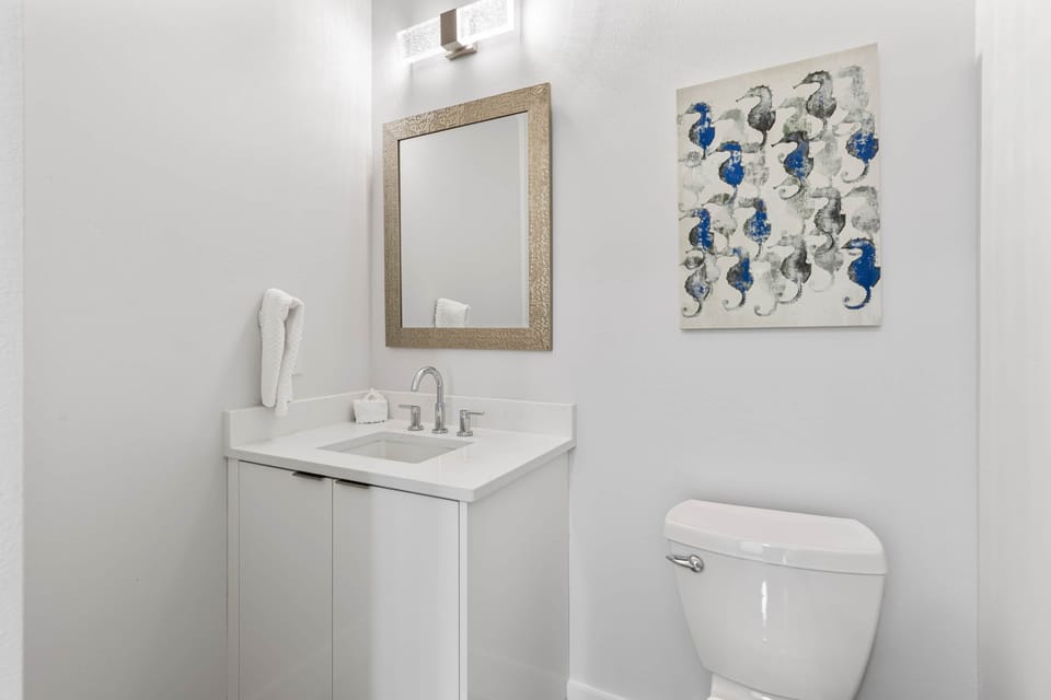 1st floor bathroom 2/7