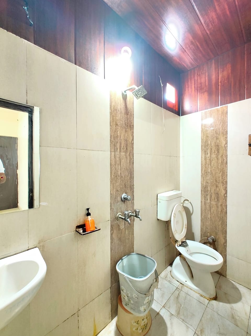 Deluxe Triple Room, Air conditioning | Bathroom | Shower, rainfall showerhead, free toiletries, slippers