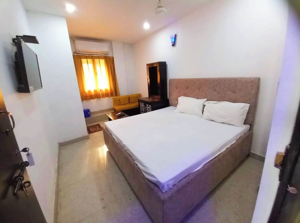 Deluxe Double Room, Air conditioning | Hypo-allergenic bedding, desk, soundproofing, free WiFi