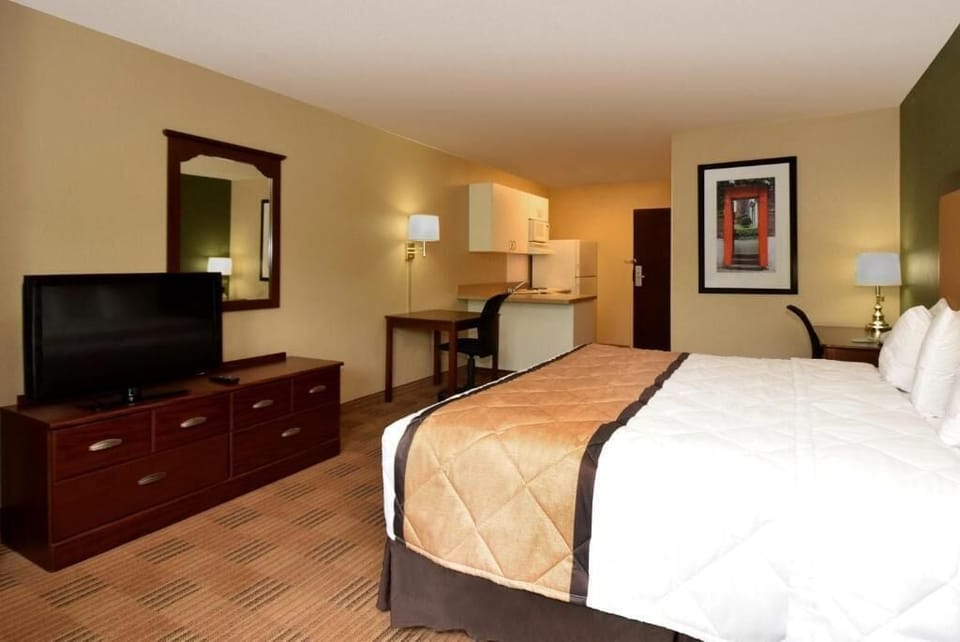 Standard Room, 1 Queen Bed, Non Smoking | Premium bedding, down comforters, pillowtop beds, desk