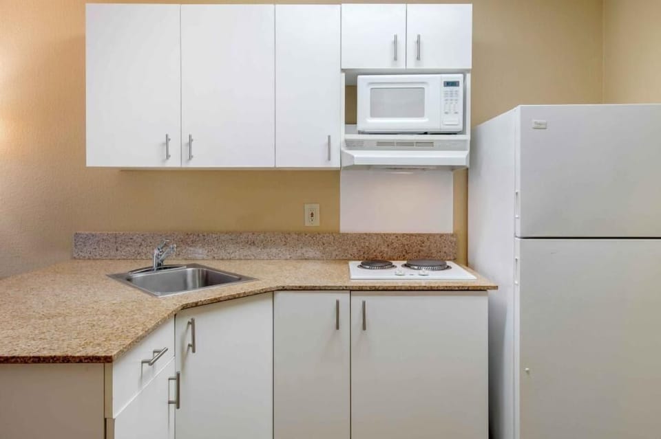 Coffee/tea maker, fridge, microwave, stovetop