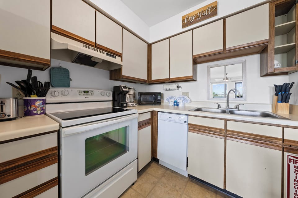 Signature Condo, 2 Bedrooms, Garden View | Private kitchen | Fridge, microwave, oven, stovetop