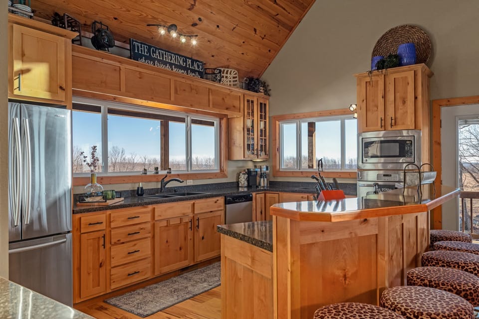 Fully equipped kitchen with full‑size appliances, breakfast bar and all the cookware you need.