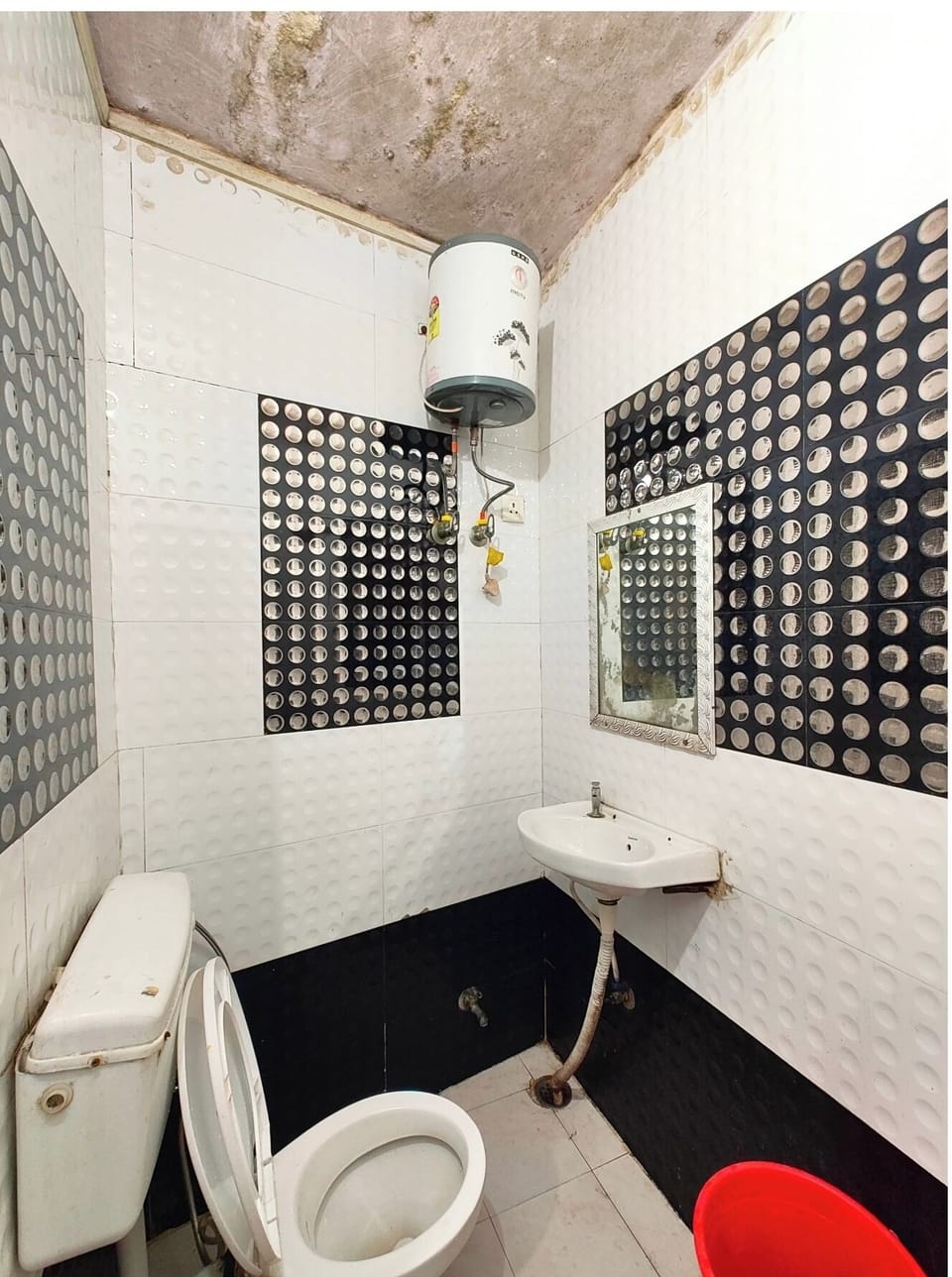 Deluxe Double Room, Air conditioning | Bathroom | Shower, rainfall showerhead, free toiletries, slippers