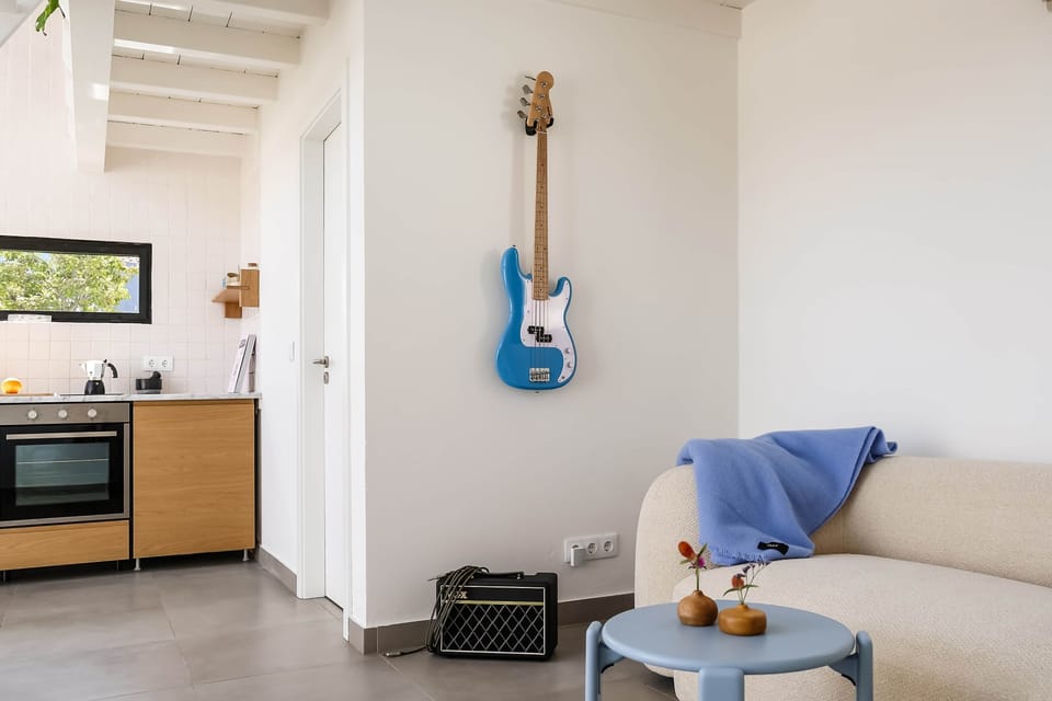 Josy atelier living bass guitar loft