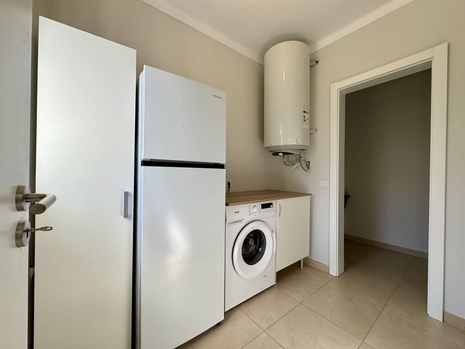 Microwave, oven, dishwasher, coffee/tea maker