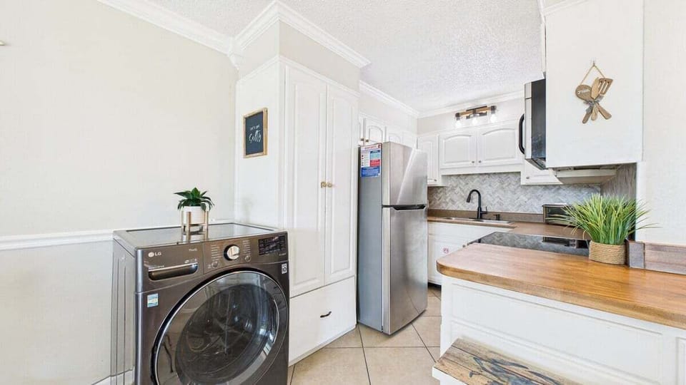 Laundry machine and full ktichen