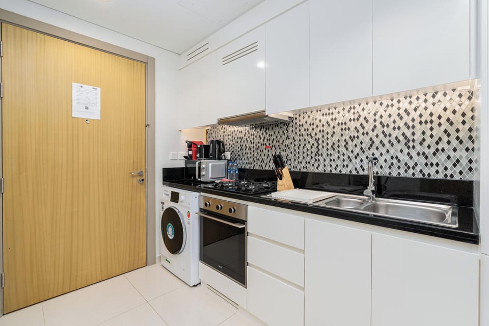 Superior Studio Suite, City View | Private kitchen | Fridge, microwave, oven, stovetop