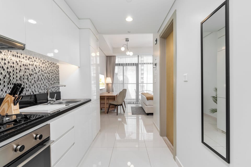 Superior Studio Suite, City View | Private kitchen | Fridge, microwave, oven, stovetop