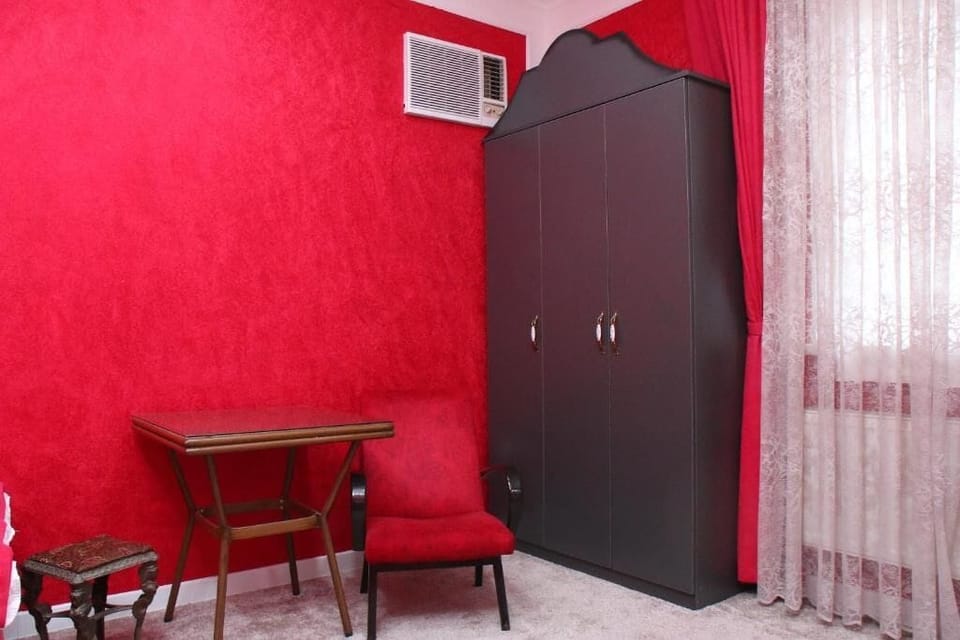 Comfort Cottage, Garden View | Desk, soundproofing, iron/ironing board, free WiFi