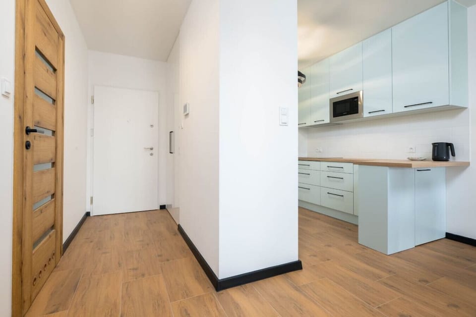 Modern Kitchen with Ample Storage, Wooden Countertops, and Bright Lighting | Book Now with RENTUJEMY.COM