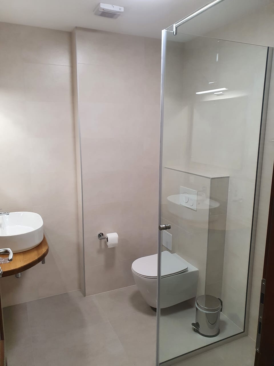 Double Room | Bathroom | Shower, free toiletries, hair dryer, towels