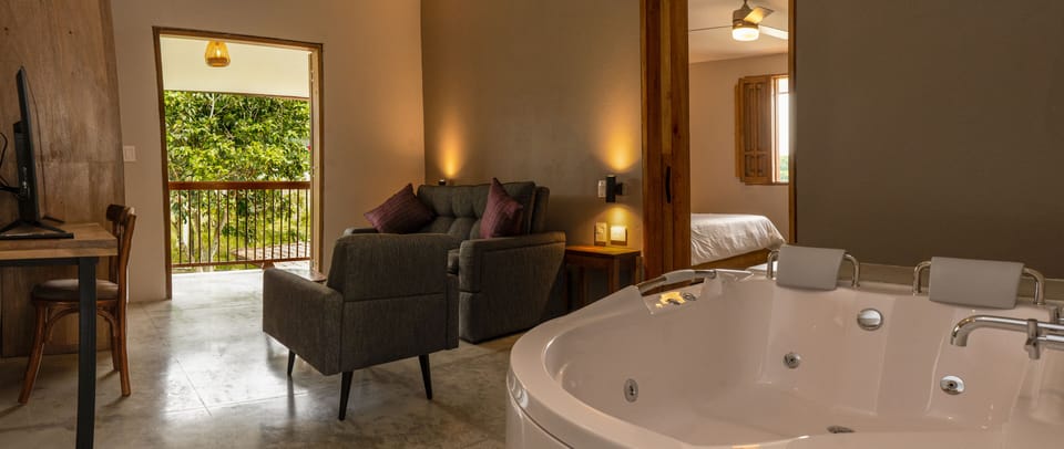 Comfort Suite | Living area | Flat-screen TV