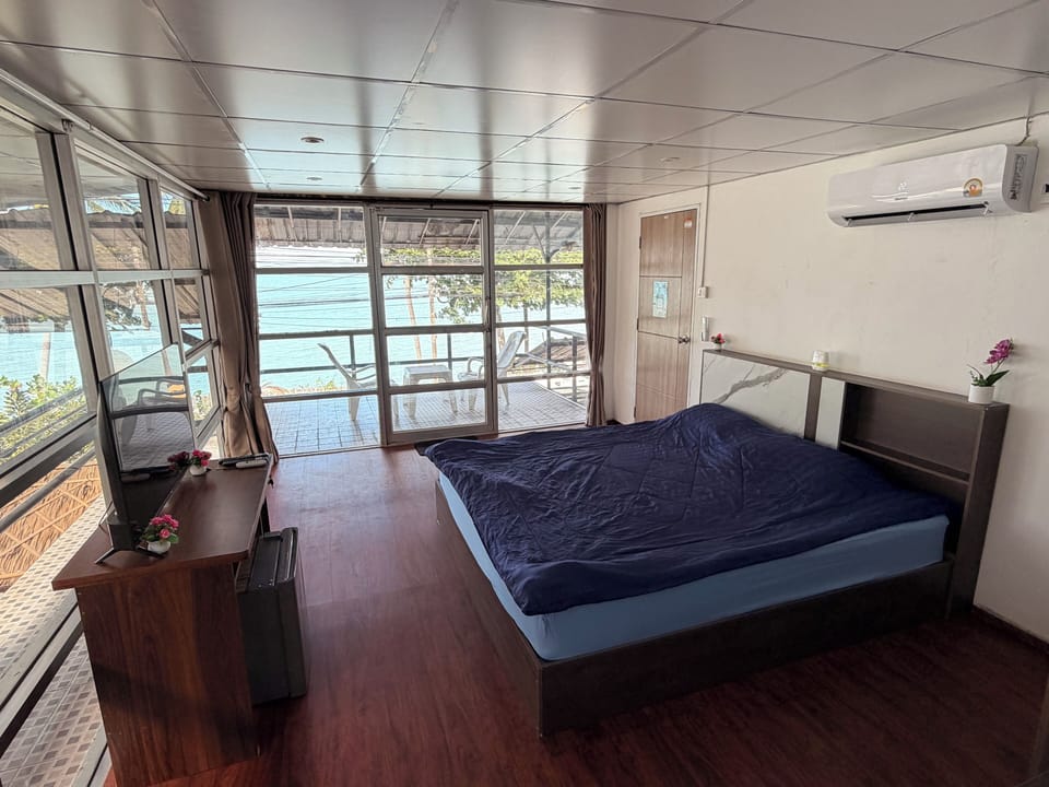 WiFi (free), bed sheets