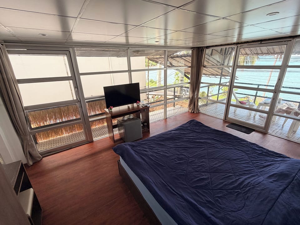 WiFi (free), bed sheets