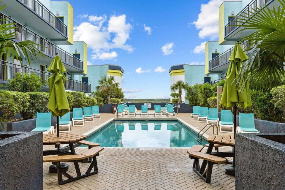 Stylish and Unique 10th floor rooftop pool and hot tub.  Perfect spot for entertaining or summer enjoyment with the family.  Additional pools, hot tubs, and lazy river is located on the ground floor.